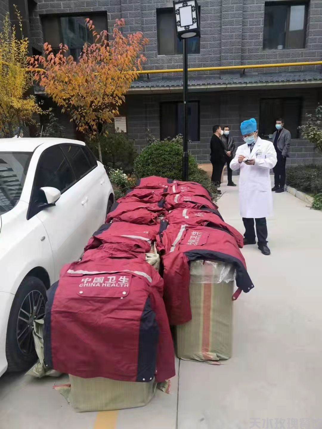 天水玫瑰餐饮有限公司向天水市中医医院捐赠价值5万元冲锋衣(图2)